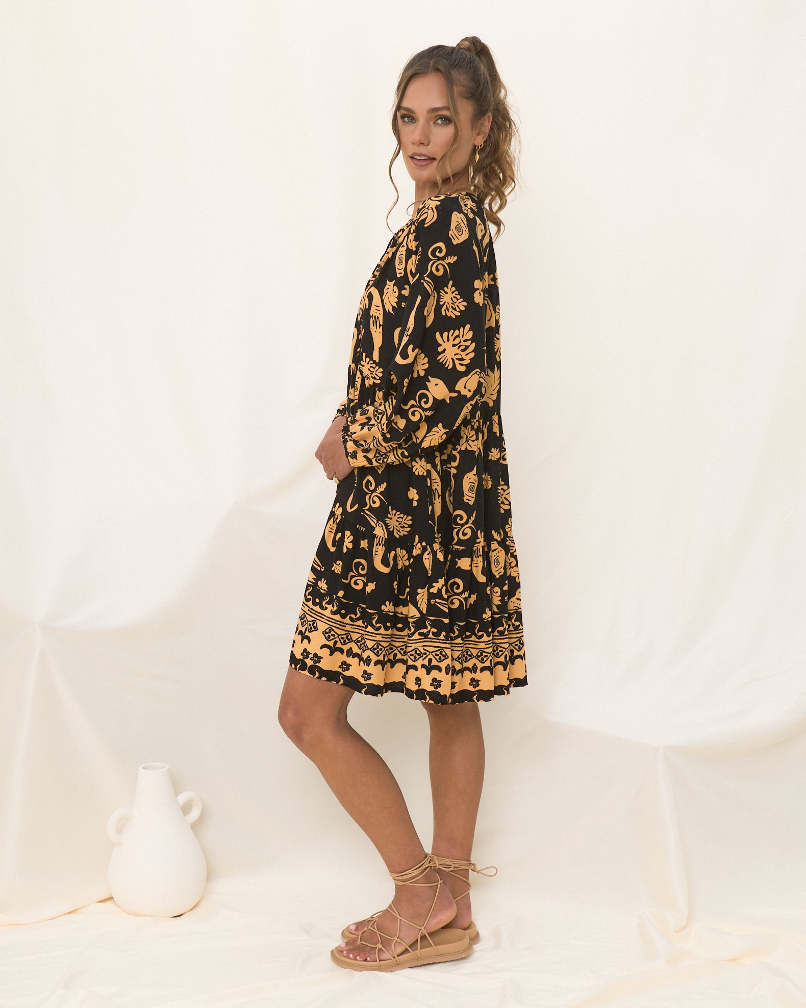 Delphine黑色和金色抽象波西米亚风格迷你连衣裙