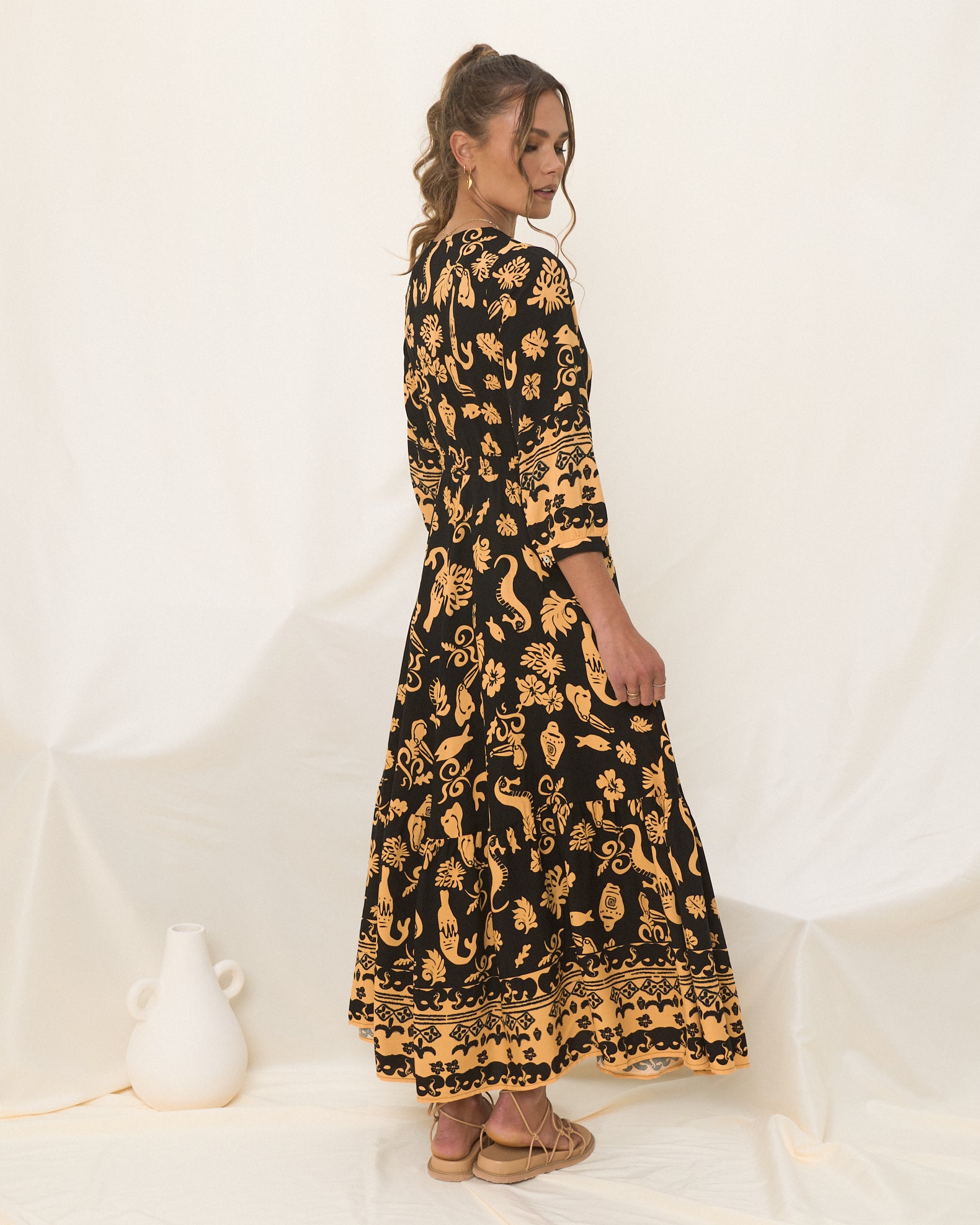 Delphine黑色和金色抽象波西米亚语长裙