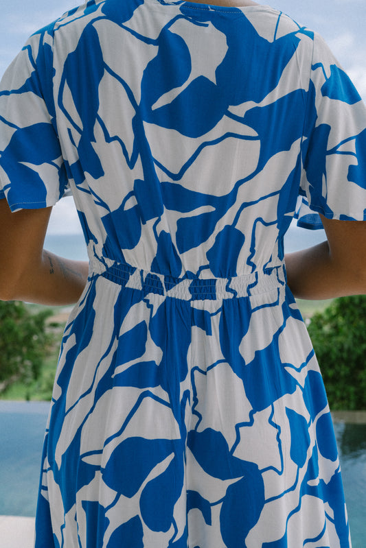 Gaun Maxi Tinggi Rendah Abstrak Biru Calypso
