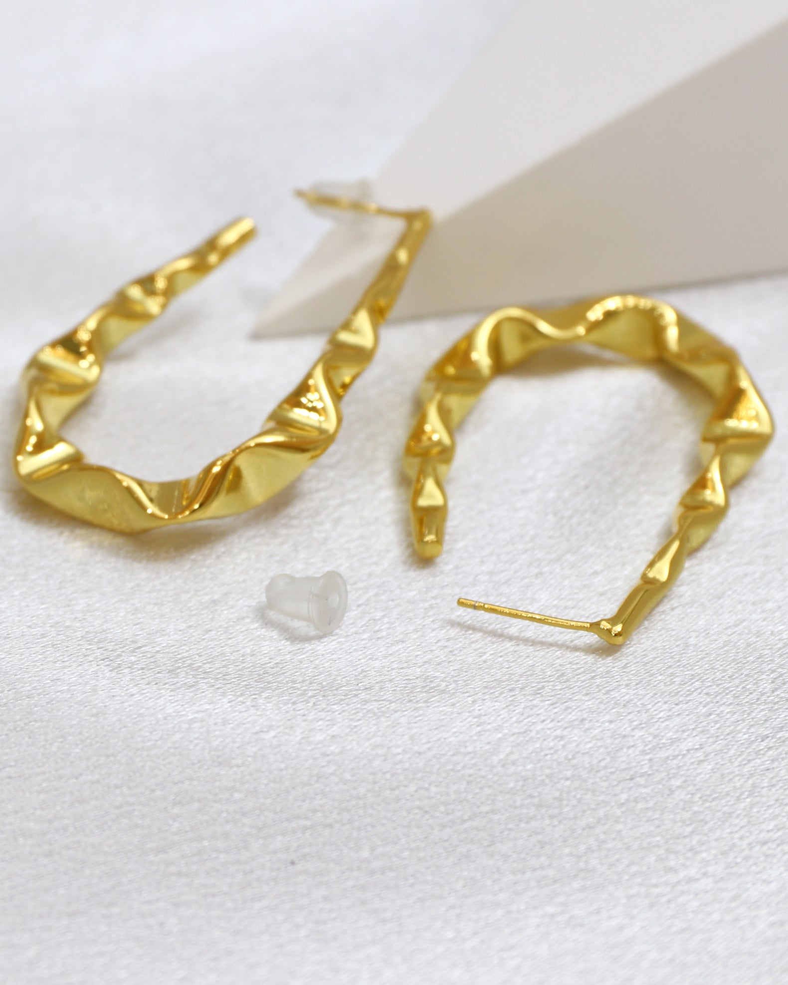 Lyra Gold不规则纹理包裹的耳环