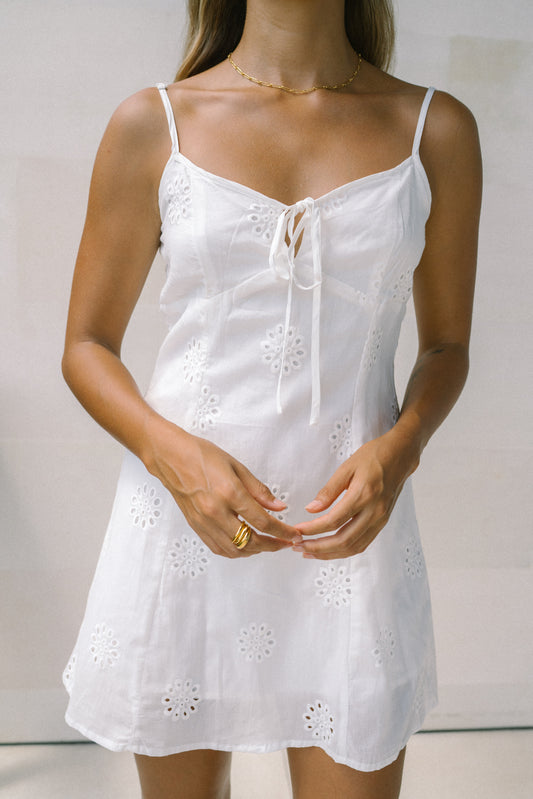 Gaun Mini Broderie Bunga Putih Haisley