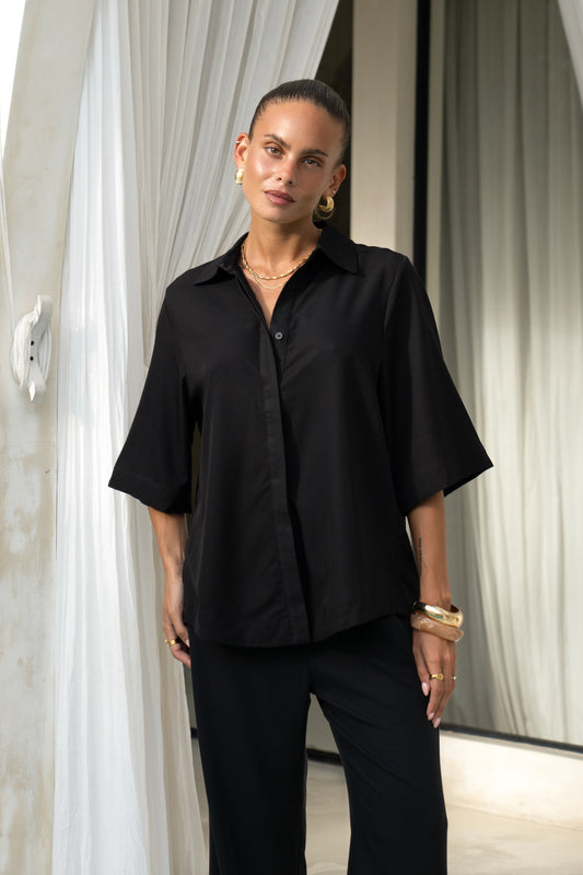 woman wearing a black shirt