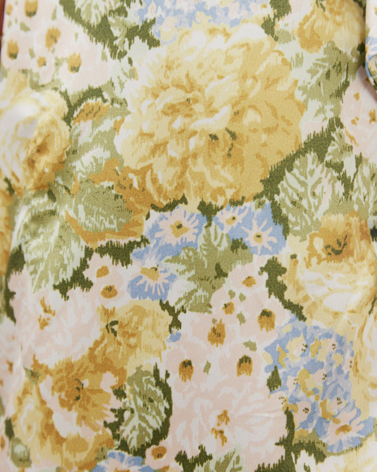 Close up of the reina wide sleeves floral midi dress